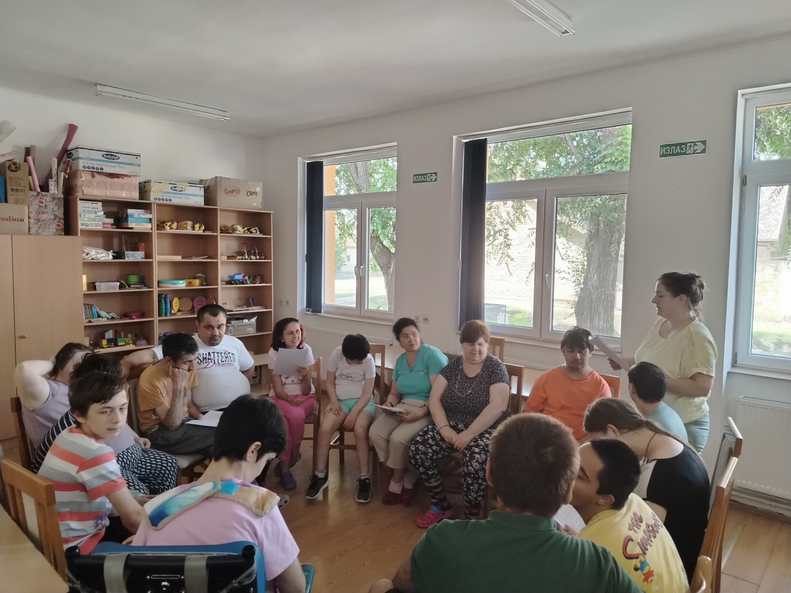 Korisnici Dnevnog boravka okupljeni u krug na radionici u Udruženju „Biser“
